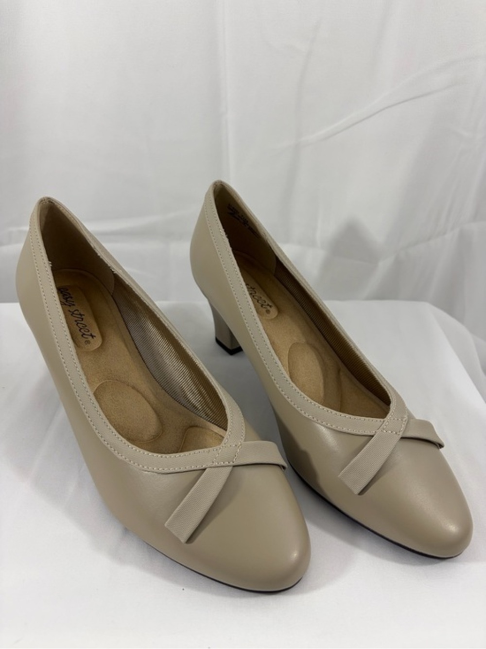 NWT Easy Street Women’s Size 7.5 Beige Low Heel Pumps with Bow Accent